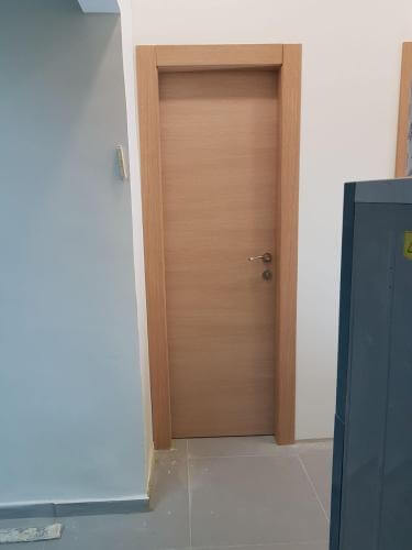 דלת פנים מעץ